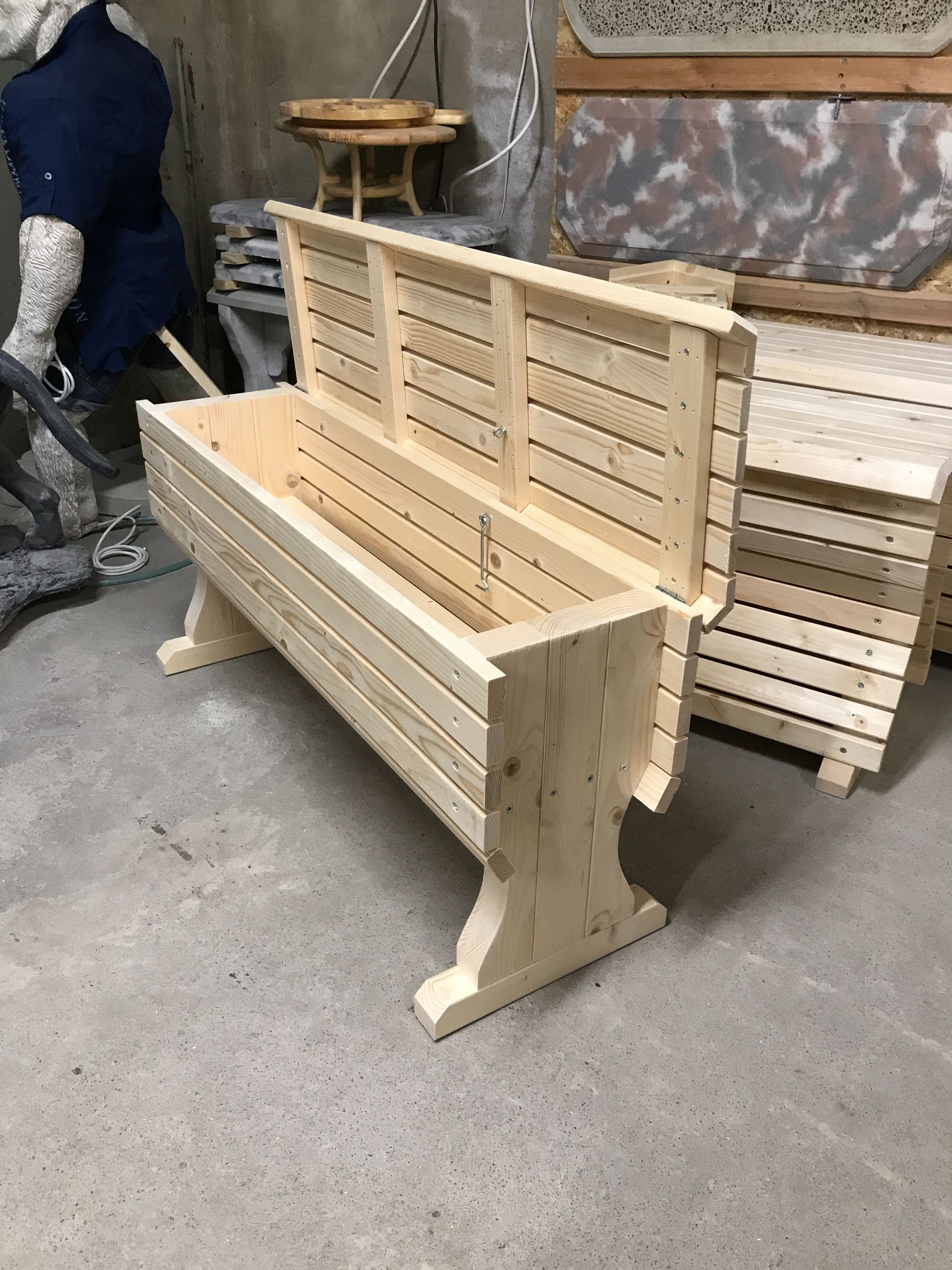 Скамейка металлическая с деревянным сидением 